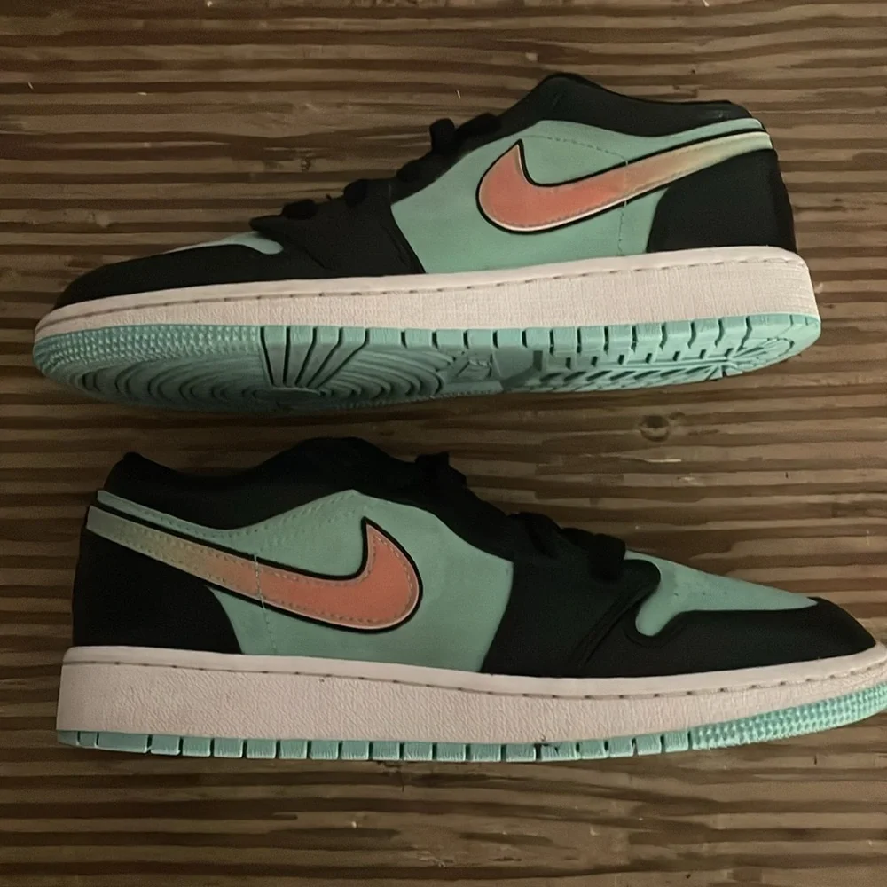 NIKE AIR JORDAN 1 LOW SE (GS) TROPICAL TWIST SZ 4Y